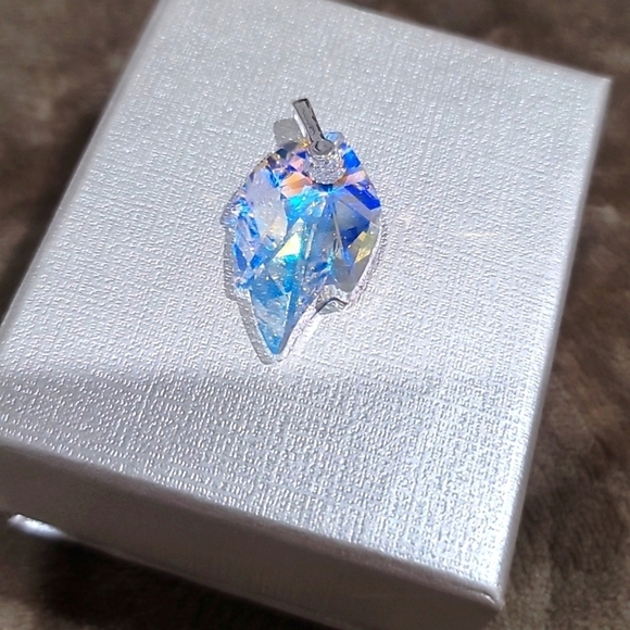 Aurora Borealis Leaf Pendant ā Sterling Silver Crystal Necklace | Northern Light - Picture 4 of 5
